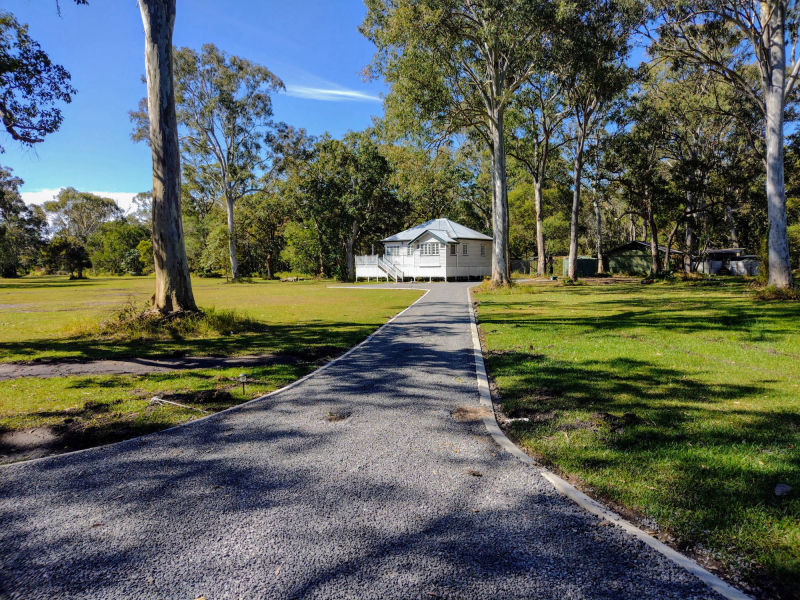 Driveway to Lake Weyba Noosa Lodge